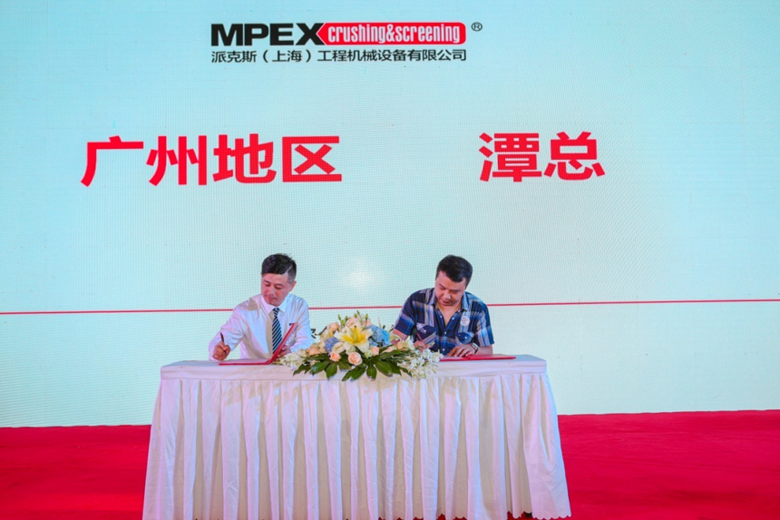 營(yíng)銷副總監(jiān)與客戶簽約 172259720613.png