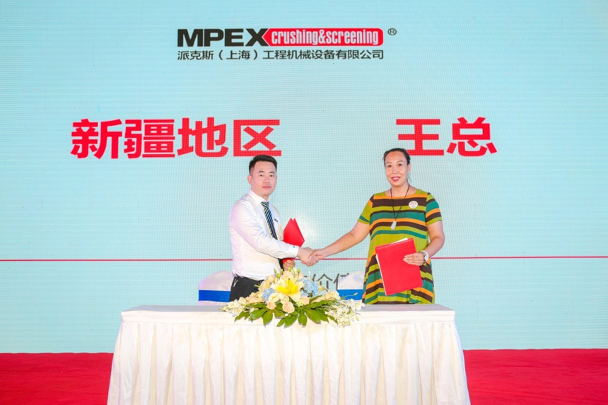 副總經(jīng)理與經(jīng)銷商簽約 172300750051.png