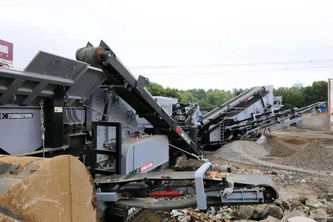 移動(dòng)建筑垃圾破碎站 103925423457.jpeg